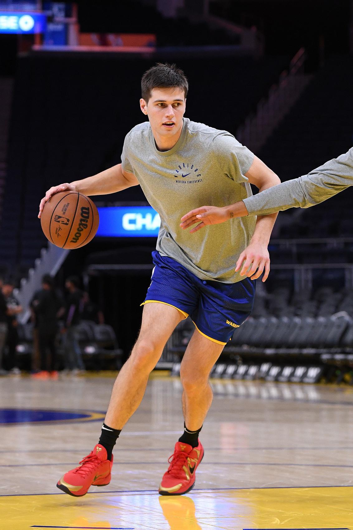 什么选手？勇士52号秀图希半场3中0一分未得 罚球也2中0...